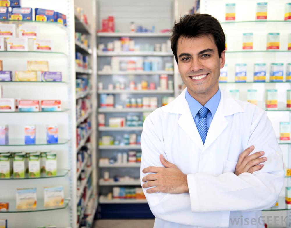 pharmacist-with-pills